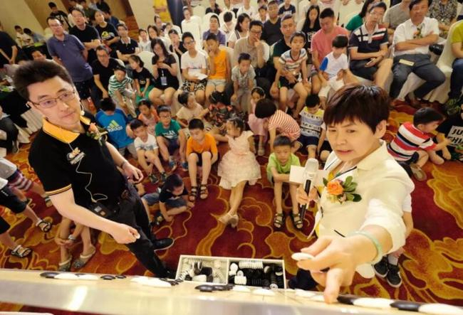 杜竹欣（左一）与华学明共同讲棋