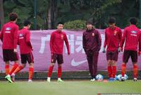 李铁抵达西班牙看望武磊 首次以国足主帅身份相见