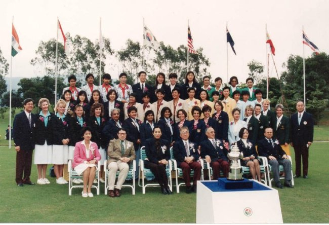 在中山温泉高尔夫球会举办的皇后杯（戴耀宗第二排左一/苏婉第一排左一）