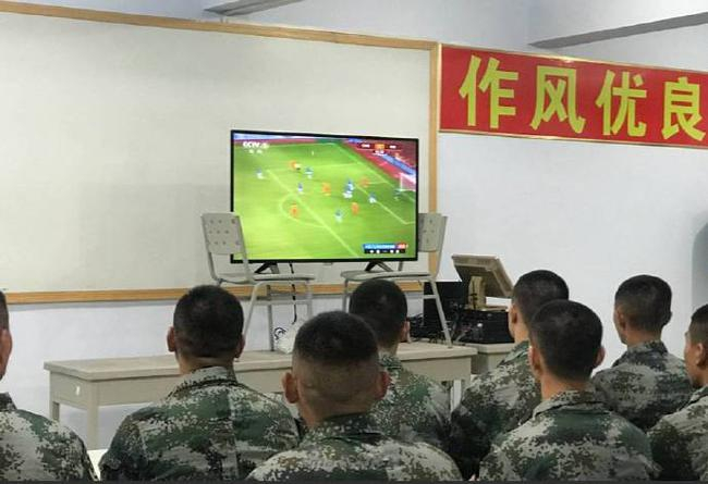 集体剃平头看球