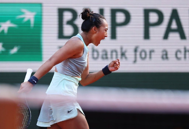 郑钦文首盘比赛化解5个盘点且抢七局连下5分逆转拿下终结斯瓦泰克连赢20盘纪录