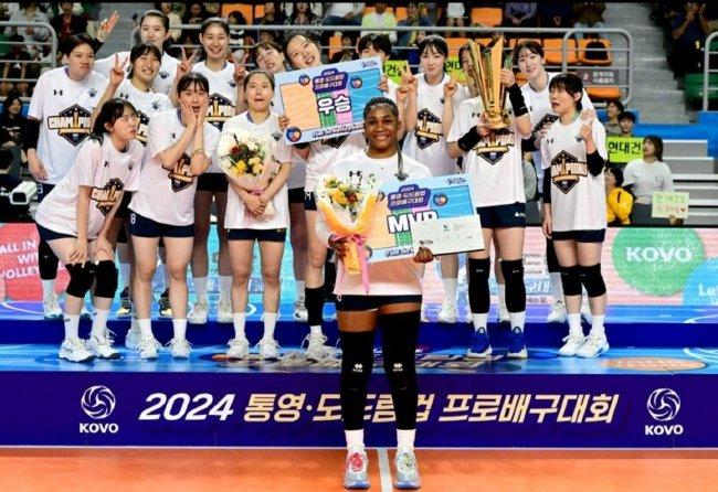 现代建设的接应莫玛（喀麦隆）荣膺2024年韩国女排KOVO杯MVP