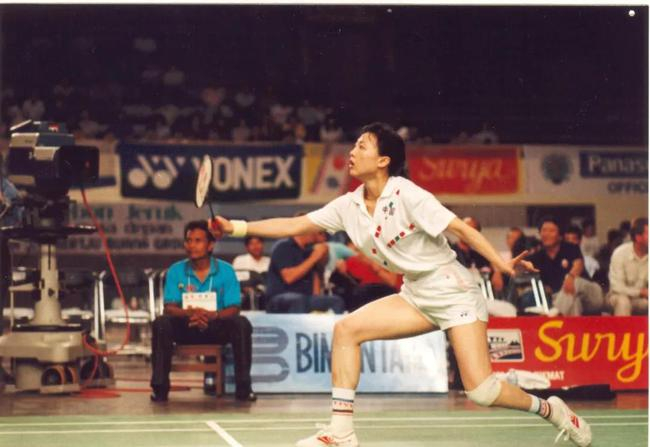 1989年5月第六届世界羽毛球锦标赛在印尼举行，李玲蔚获得女单冠军。图为李玲蔚在比赛中
