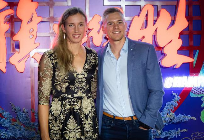 梅尔滕斯与男友近照