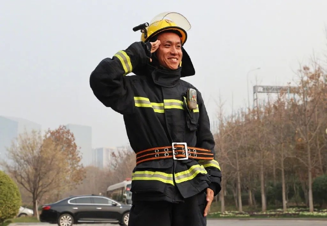 队员张弛参加公益活动