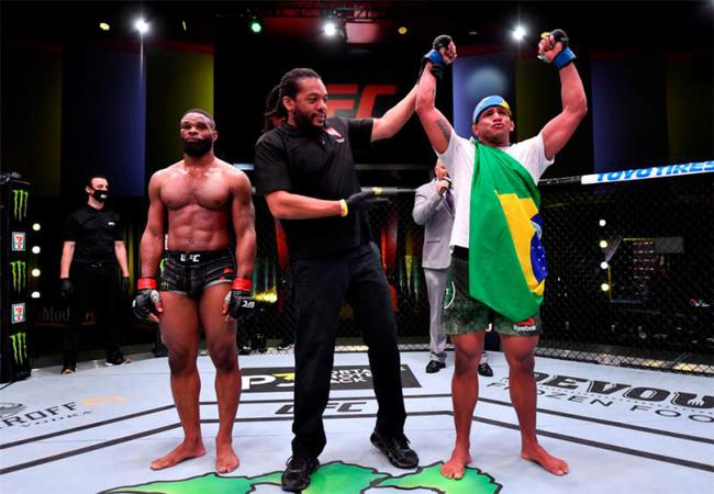 伯恩斯以一面倒的优势判定击败了伍德利