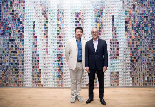 NBA中国CEO张墀驹、传宝公司董事长杨昊在星卡墙前合影