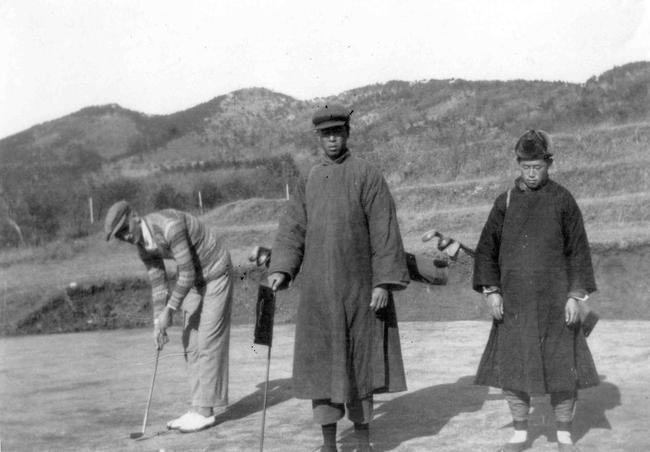 20年代刘公岛球场打球的外国人和球童