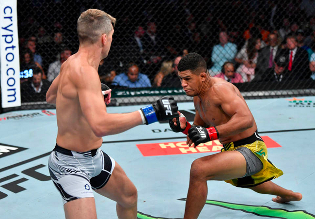伯恩斯在UFC264中一致判定击败了汤普森