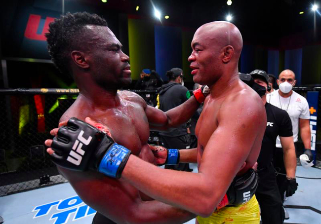 霍尔在席尔瓦的最后一战中TKO取得了胜利