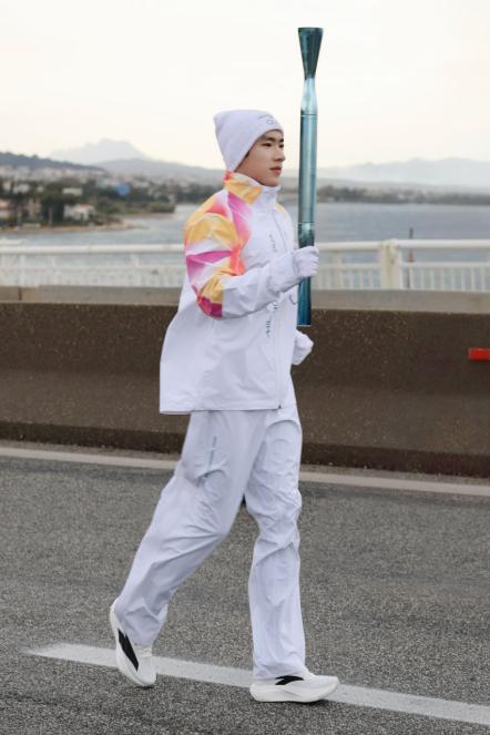 中国体操运动员张博恒参与火炬传递