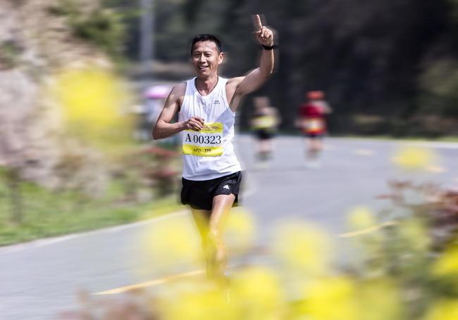 跑友跑进花海云崖