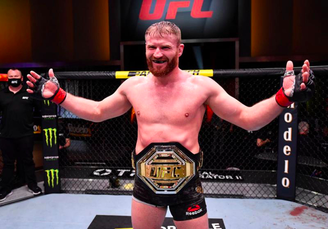 布拉乔维奇击败阿迪萨亚成功卫冕轻重量级冠军头衔