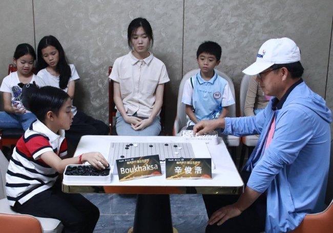 辛俊浩教悔老挝小棋手
