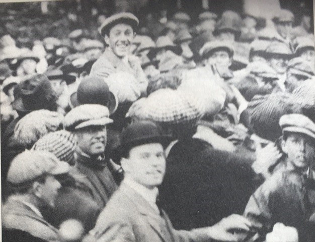 威梅特获胜后被观众抬起庆祝