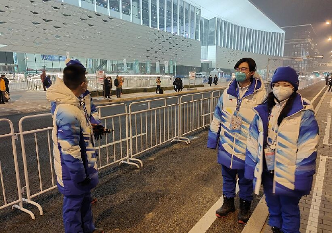 媒体中心外的班车志愿者