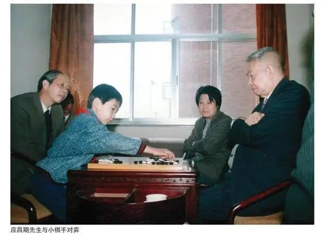 应昌期与小棋手对弈（贵寓图 分享定约提供）