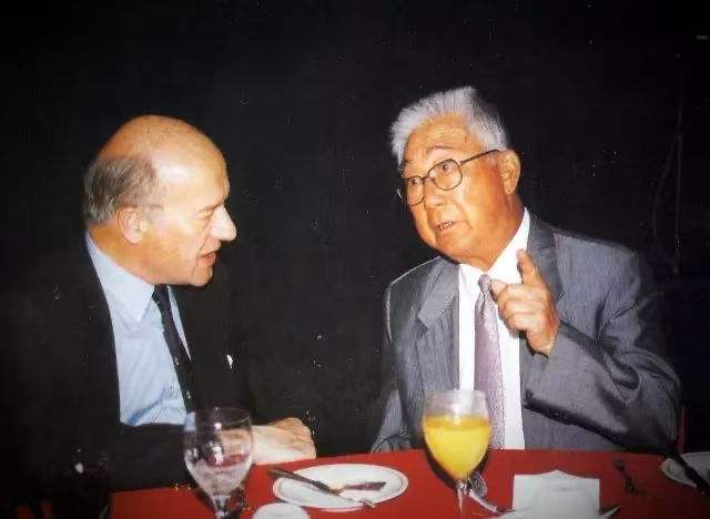 荣高棠和R&amp;A委员会副主席大卫-西蒙斯（David Simons）在晚宴上