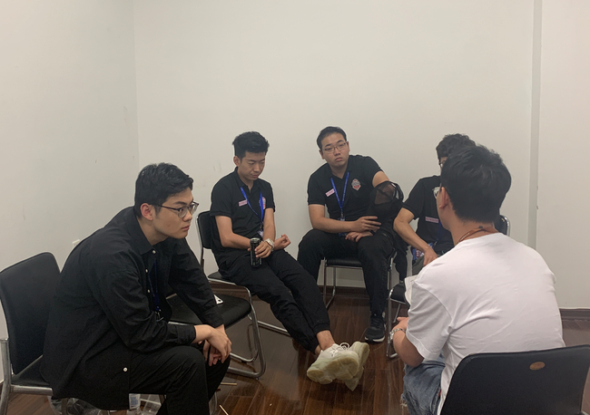 双方队员与场外指导讨论战术