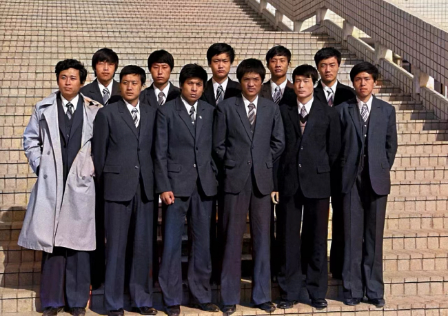 河北省体育专科学校的老师崔志强（左一）及十名学生东渡日本学习