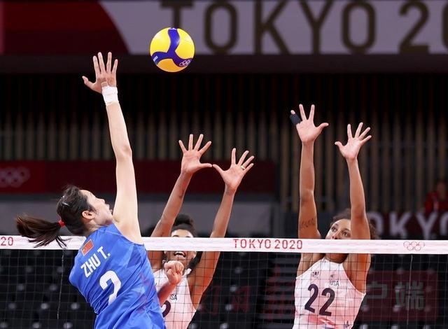 　　7月27日，东京奥运会女子排球小组赛，中国队对阵美国队的比赛中，扣球的朱婷手腕上缠着厚厚的护腕。 新华社记者兰红光摄
