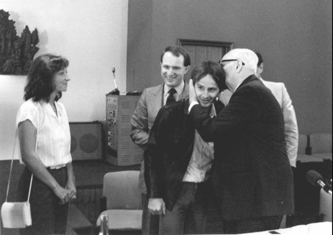 恩佐·法拉利拥抱他的车手吉尔·维伦纽夫