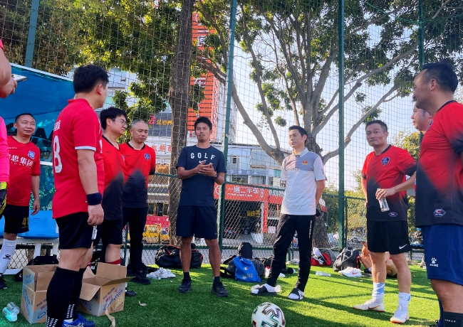 乐山教练进行战术部署