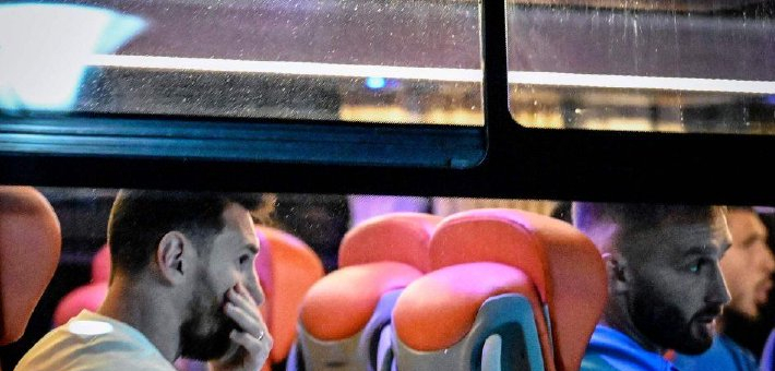 梅西现身备受关注 阿根廷球迷酒店外集结等候