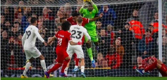 英超-达洛特染红 利物浦0-0战平曼联丢榜首