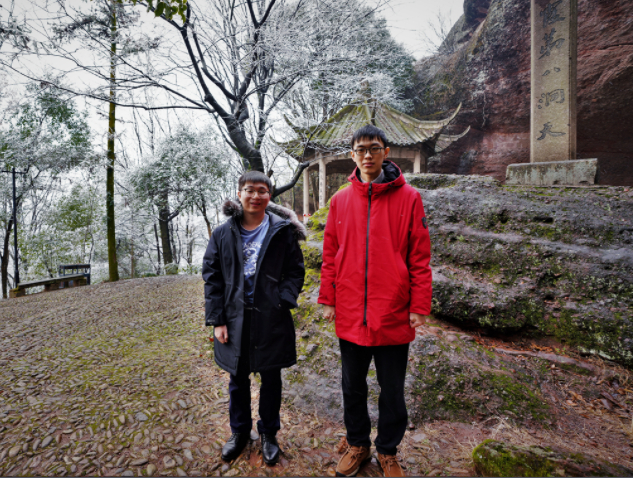 烂柯杯决赛选手杨鼎新、许嘉阳踏雪留痕烂柯山