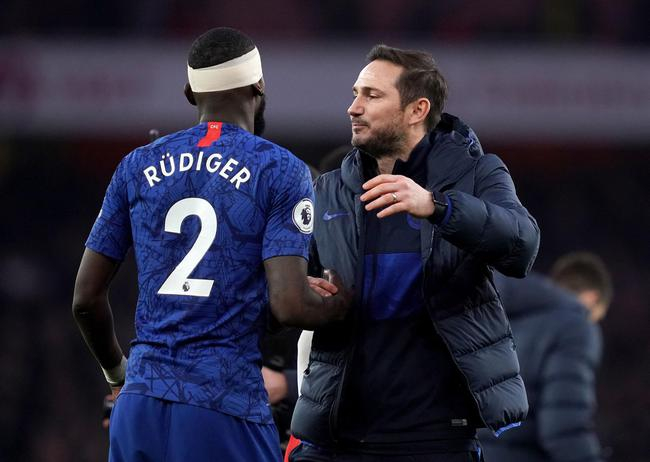 兰帕德和吕迪格庆祝胜利