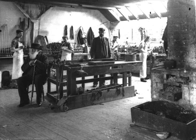 1880年福根和他的工坊，坐者为罗伯特，站立者是他的儿子