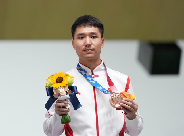 资料图：2021年7月25日，在东京奥运会射击男子10米气步枪决赛中，中国选手杨皓然获得铜牌。新华社记者 鞠焕宗 摄