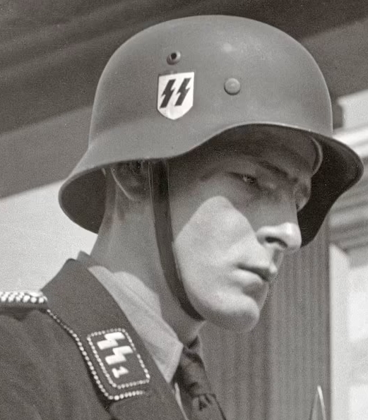 阿迪"44"这个号码触发了一些人的风波敏感区,认为和纳粹党卫军的再起"