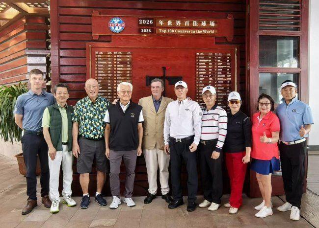 2025年12月山钦湾会员訾云亮（左二）与总司理Joey Garson（左五）在会所与一又友合影