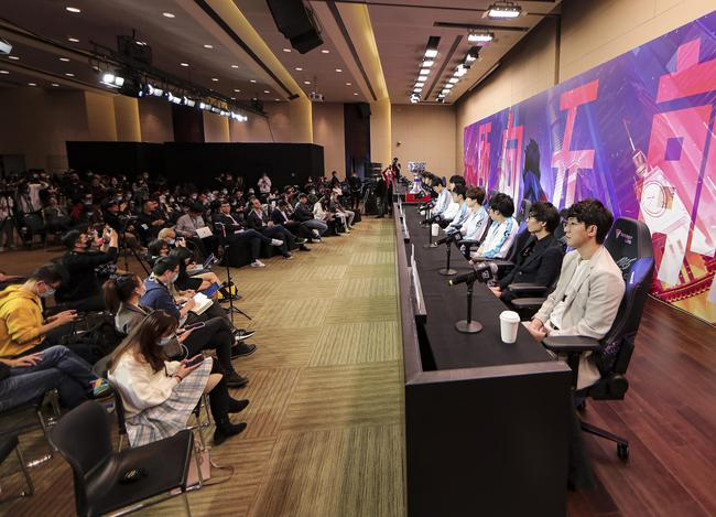 2020年10月29日，上海市，2020 S10世界总决赛决赛前瞻，媒体日举行。人民视觉 图