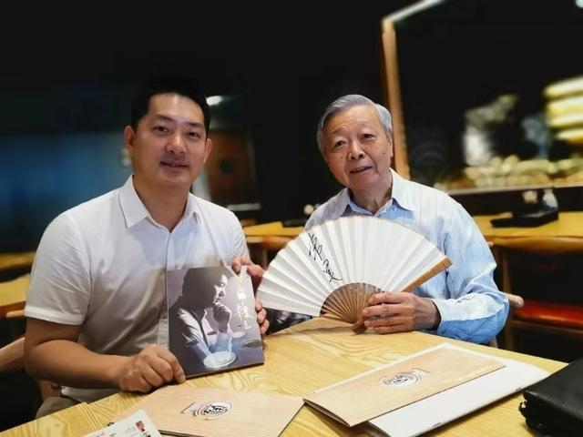 常昊向新家坡围棋协会名誉会长黄上哲赠书
