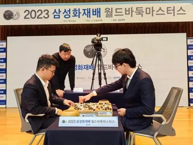 中国国家围棋队主教练俞斌九段与丁浩（右）、谢尔豪赛后复盘。中国棋院杭州分院供图