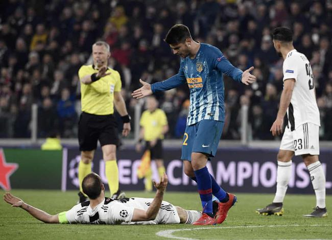 莫拉塔连续两次推倒基耶利尼