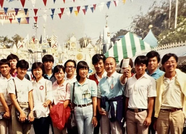 1987年，牛忠贤（后排戴眼镜者）为中国代表队访美的随队翻译