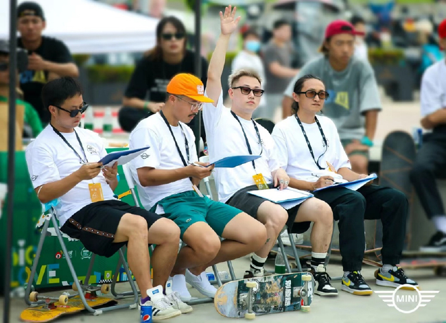 左一：閤伟峰（@POGO的XX閤）、左二：刘文博（@宝宝刘BBL）、右一：杨奎（BANGIN-Nick）、右二：李作为（@扫把SK）