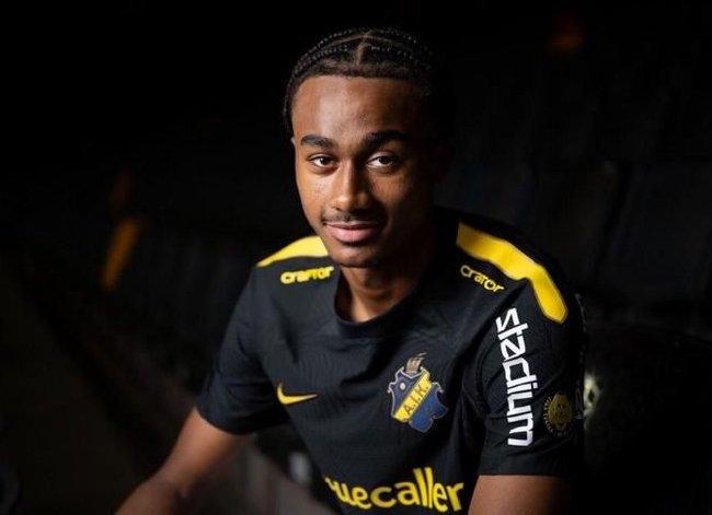 16岁瑞典高中锋阿萨雷正式加盟拜仁队