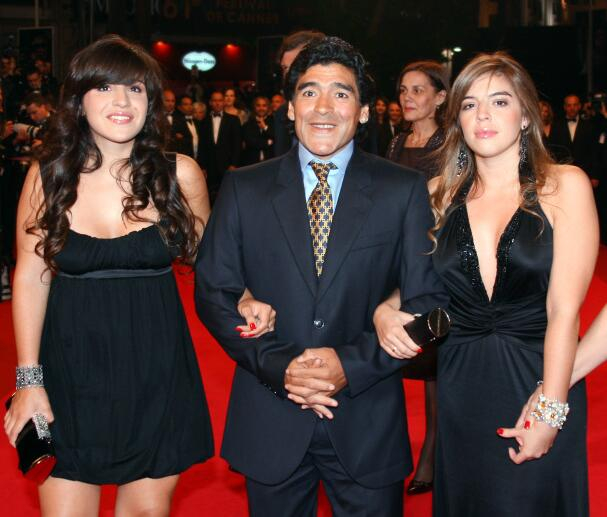 资料图：马拉多纳与女儿们