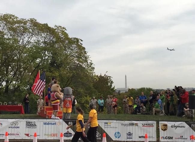 （图：华盛顿海军陆战队马拉松赛道边的颁奖台）