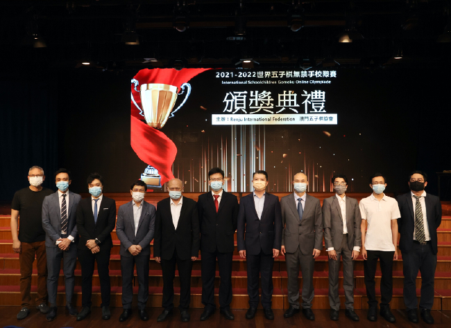 照片中左四梁晚威，左五梁晚年，中间王宇伟，右五何敬麟，右四施家伦