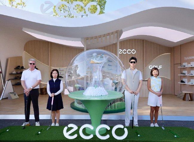 启动仪式图（从左至右依次为：IMG集团执行副总裁兼高尔夫全球总负责人Grant Slack，ECCO大中华区总经理董江白，ECCO 品牌代言人黄景瑜，IMG集团高尔夫球部全球合作伙伴副总裁Jasmine Lim）