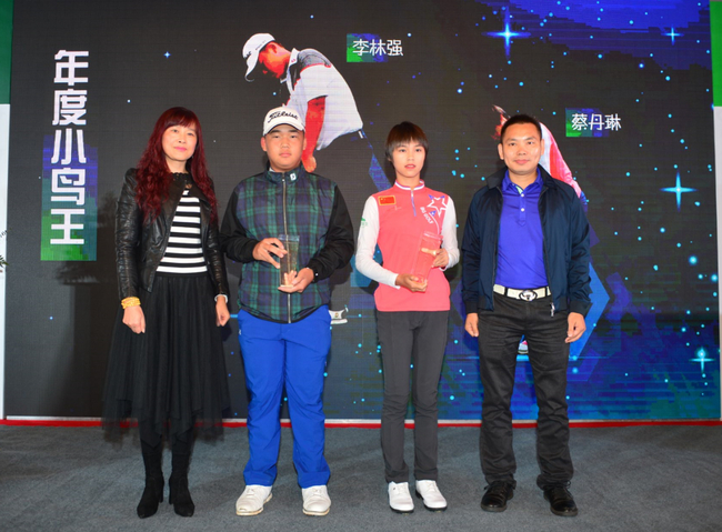 　　△泰州云海湿地高尔夫球会副总经理孙晓宇（左一）、SUNNYHAHA代表（右一）刘富源为年度小鸟王蔡丹琳、李林强颁奖