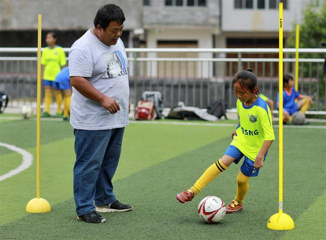 徐召伟指导女足孩子踢球