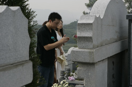 古力带着冠军证书祭拜父亲