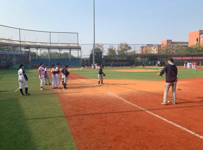 参加训练营的小选手们正在训练中